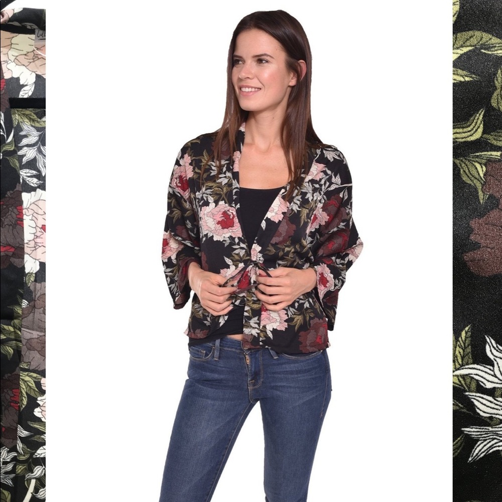 Short pineapple and palm tree kimono top